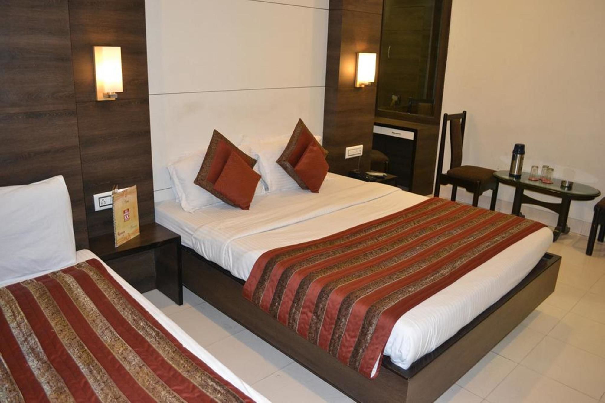 Fabhotel Kk Continental Albert Rd Amritszár Kültér fotó